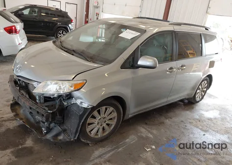 2015 Toyota Sienna Xle Premium 7 Passenger z USA, uszkodzony, nr VIN 5TDDK3DC6FS125799